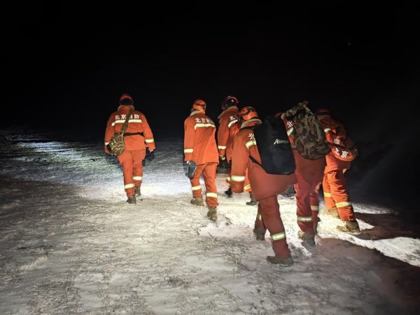 亿策略 突遇大风降雪两名高中生被困灵山，北京门头沟消防上山救援